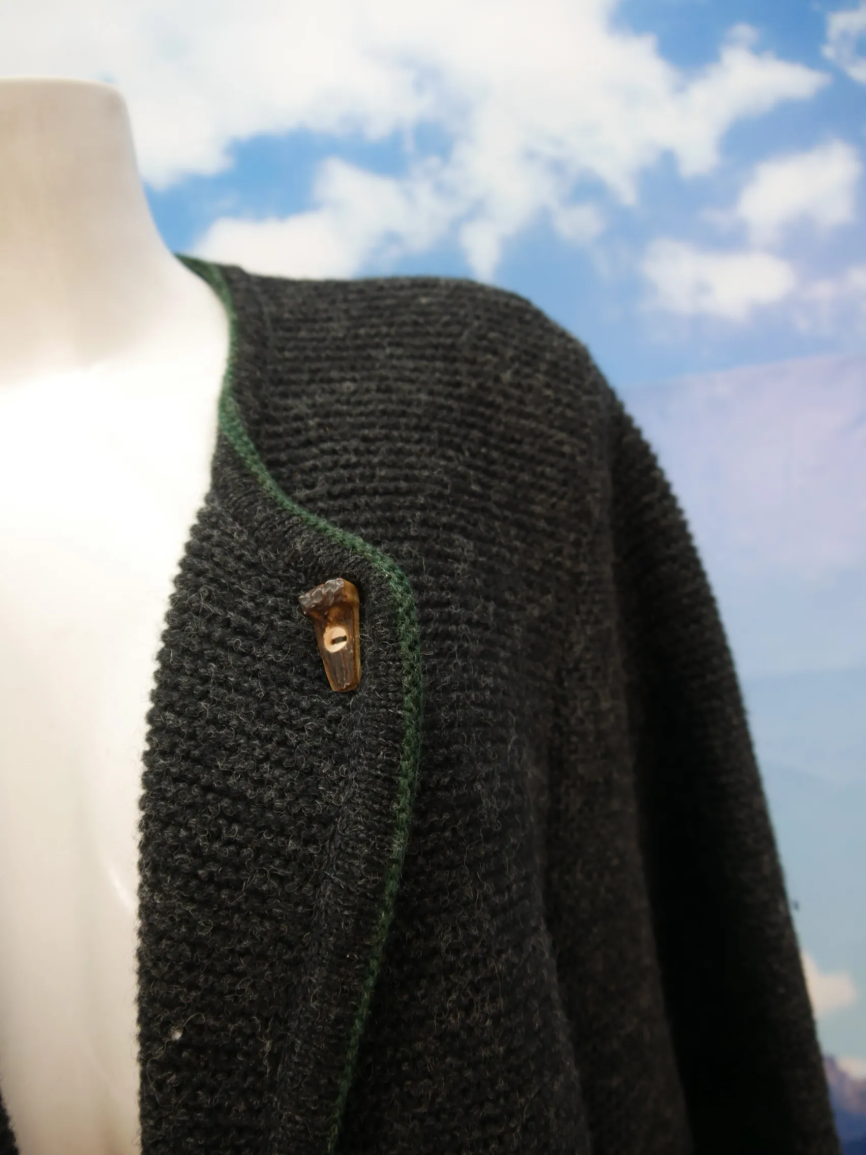 Dicke Strickjacke Kreuz Stickerei Schurwolle schwarz Trachtenjacke Jacke Gr.42
