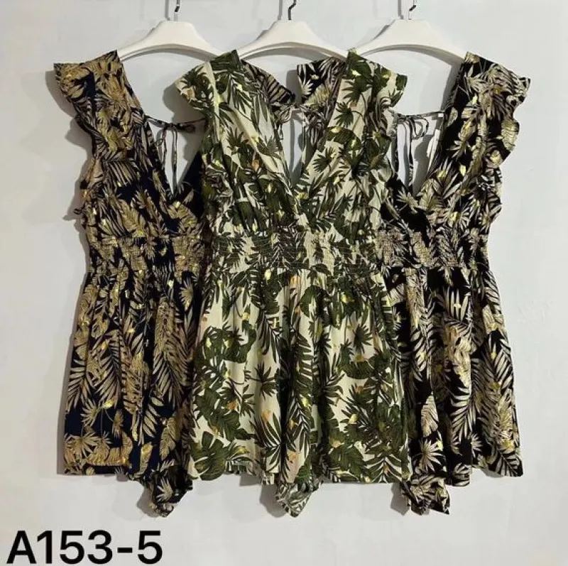 Fließender, geblümter Playsuit mit gerüschten Flügelärmeln