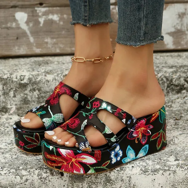 Heidi – Sandalen mit Floralem Keilabsatz