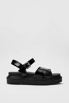 Klobige überkreuzte Kunstleder-Sandalen