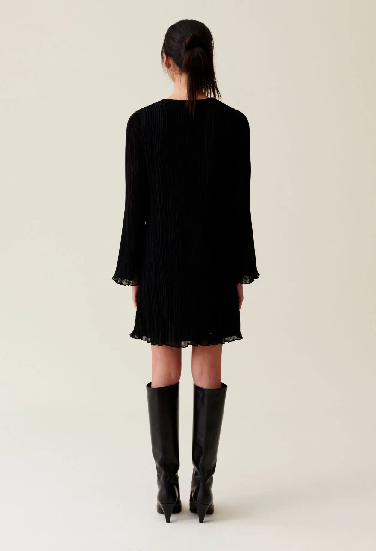 Kurzes, plissiertes Langarmkleid