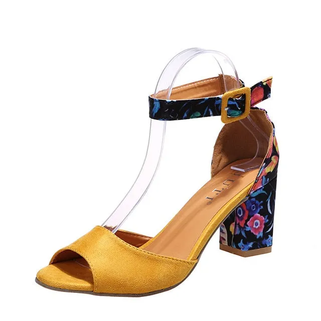 modische Sandalen mit Keilabsatz 2023