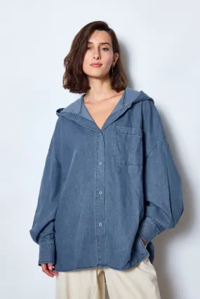 Oversize-Hemd aus blauem Denim interpretiert einen Klassiker neu