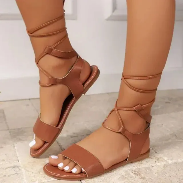 Sandalen mit Kreuzriemen