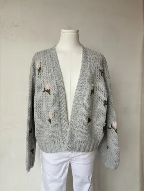 Strickjacke mit Blumenstickerei