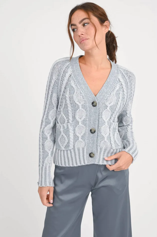 Strickweste mit Zopfmuster in Graublau meliert