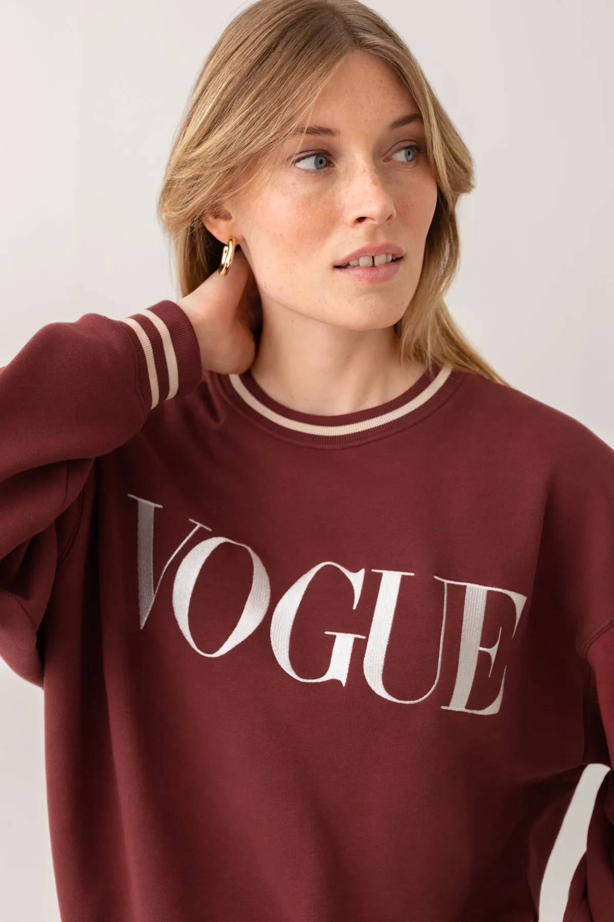 VOGUE Sweatshirt Bordeaux mit Logo-Stickerei in Creme